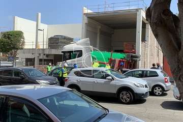 Aparatoso vuelco del trailer de un camión en la obra de Lidl de Arnao (Telde)/TA.